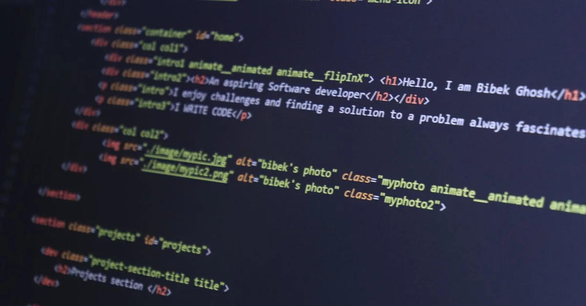 Code HTML coloré affiché sur un écran d'ordinateur pour des projets de programmation.